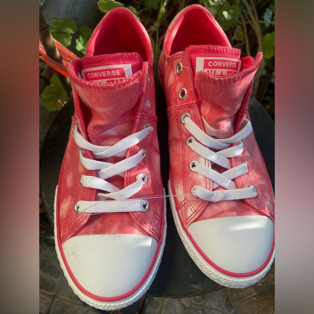New Converse womans Chuck Taylor All Star Maddie Tie-dye sneakers. Size 5.